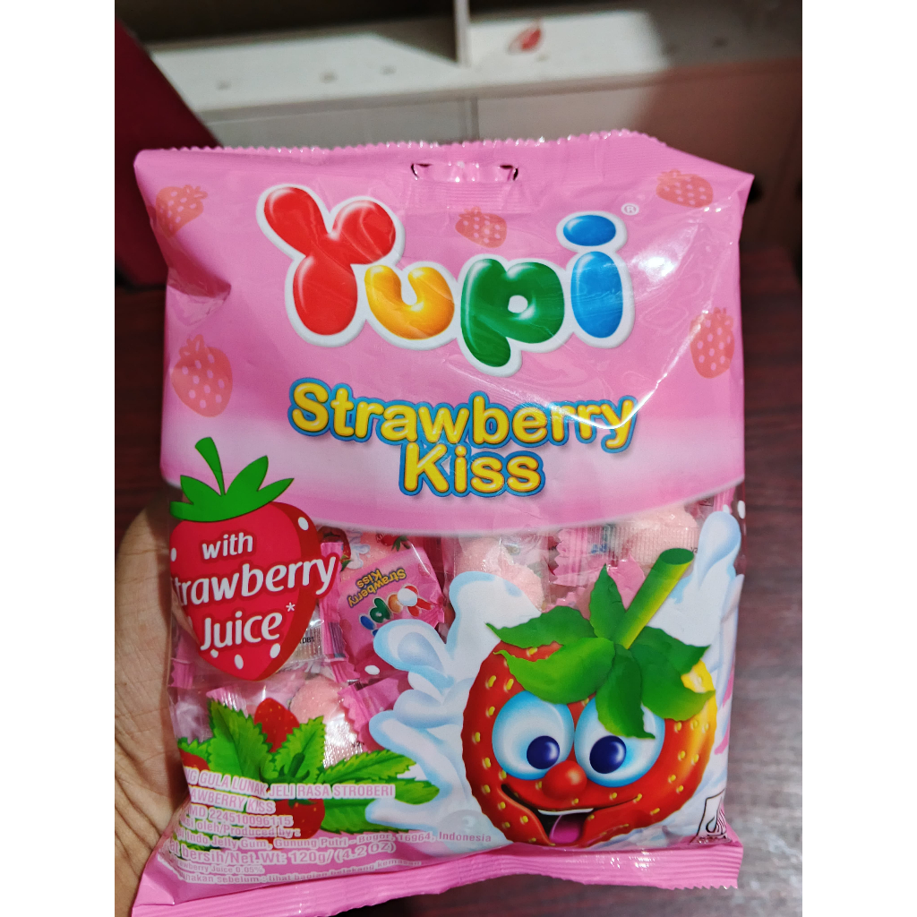 

BUNDLING Permen Yupi Strawberry Kiss 1 Bag 120 Gram