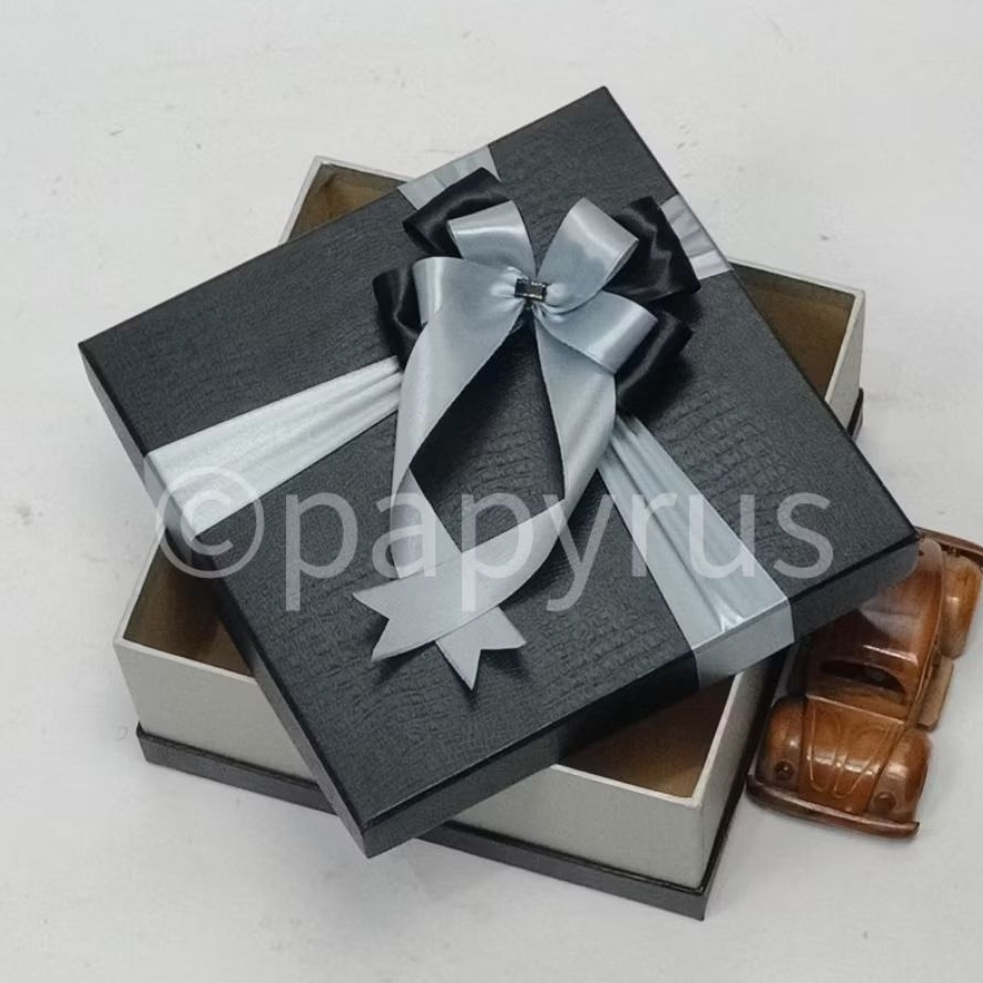 

PAPYRUS Sandwich 22,5x22,5 Tinggi 10cm Kotak Kado Gift Box Hadiah V1