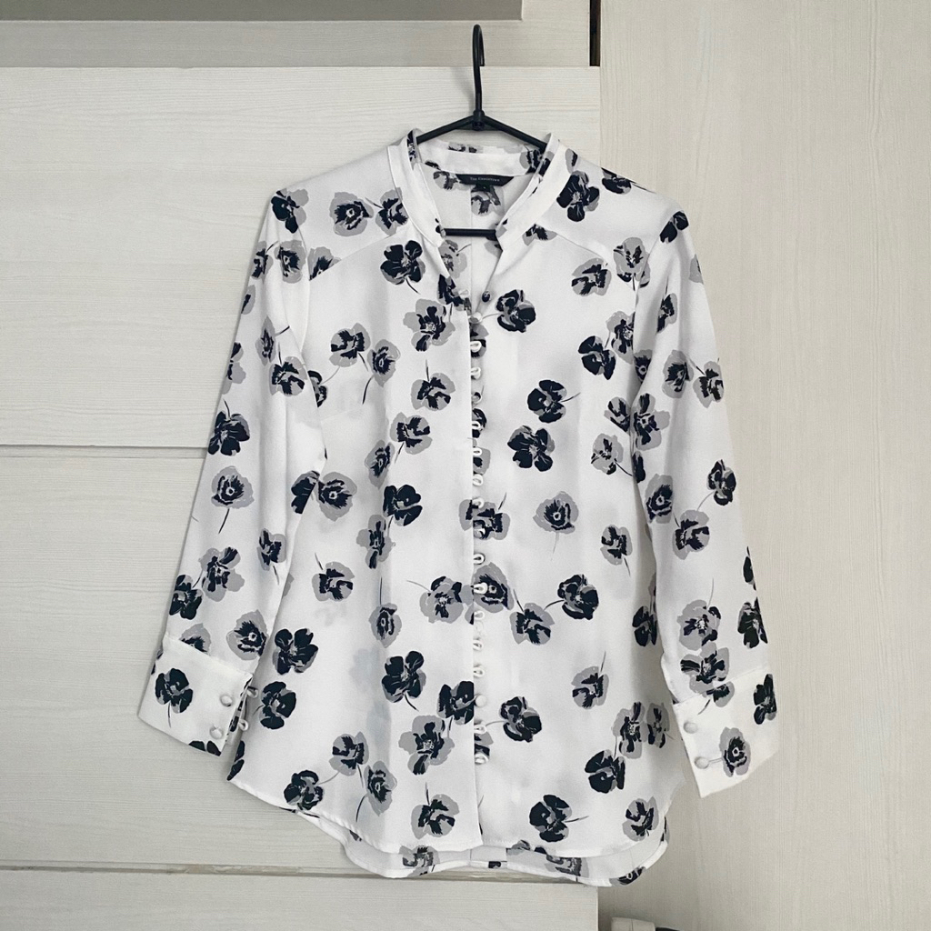 Preloved The Executive Putih Motif Bunga Blouse Wanita Kemeja Kerja Office