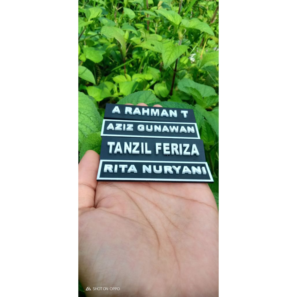 

papan nama dada | nametag teks timbul