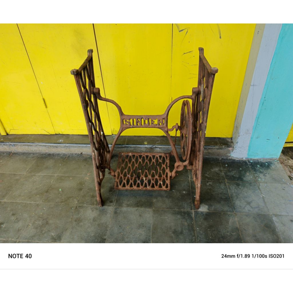 kaki meja mesin jahit sinder jadul antiq