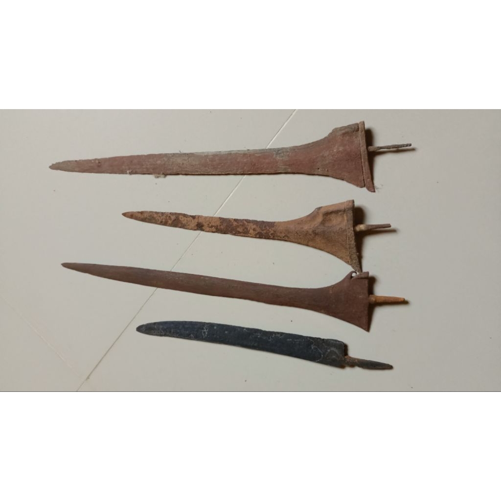 2 bilah keris sepuh dari atas