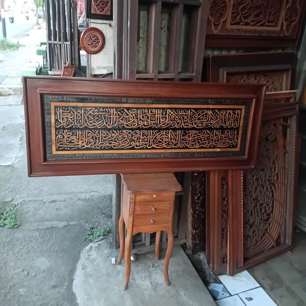 Ayat Kursi Kaligrafi Kayu jati motif Timbul 135 x 55 cm.