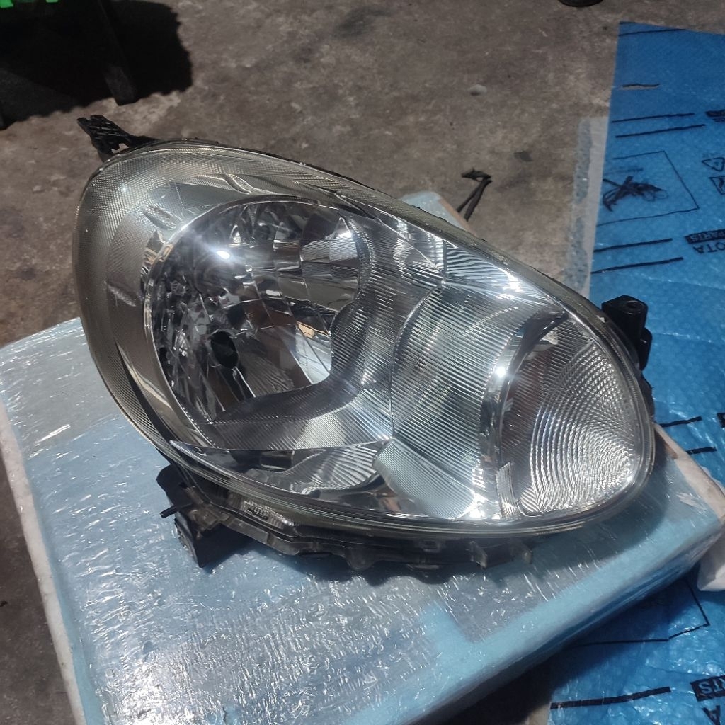 Headlamp Lampu Depan Mobil Nissan March Original Kanan