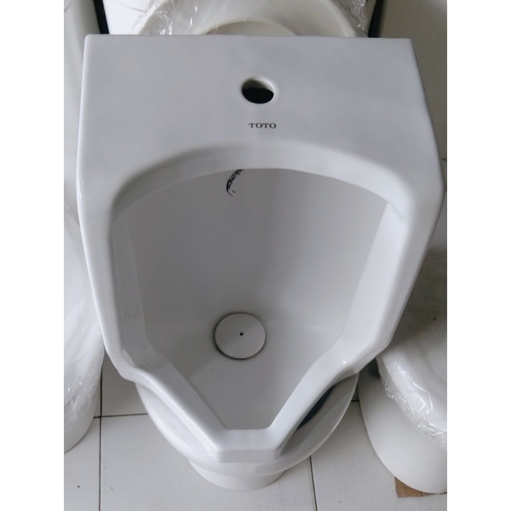 Urinoir Toto U57/tempat kencing pria warna putih