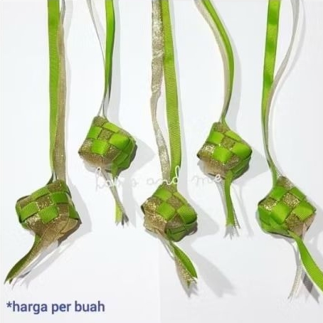 

Ketupat Hias Pita Grossgrain Emas isi dakron 4cm