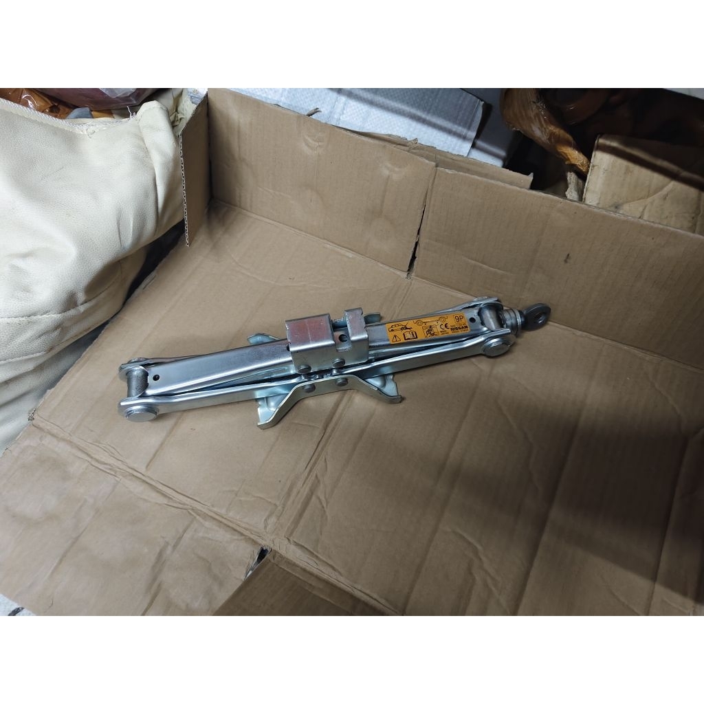 Dongkrak Mobil nissan original 9P Kapasitas 115 kg Dongkrak mobil nissan model jembatan