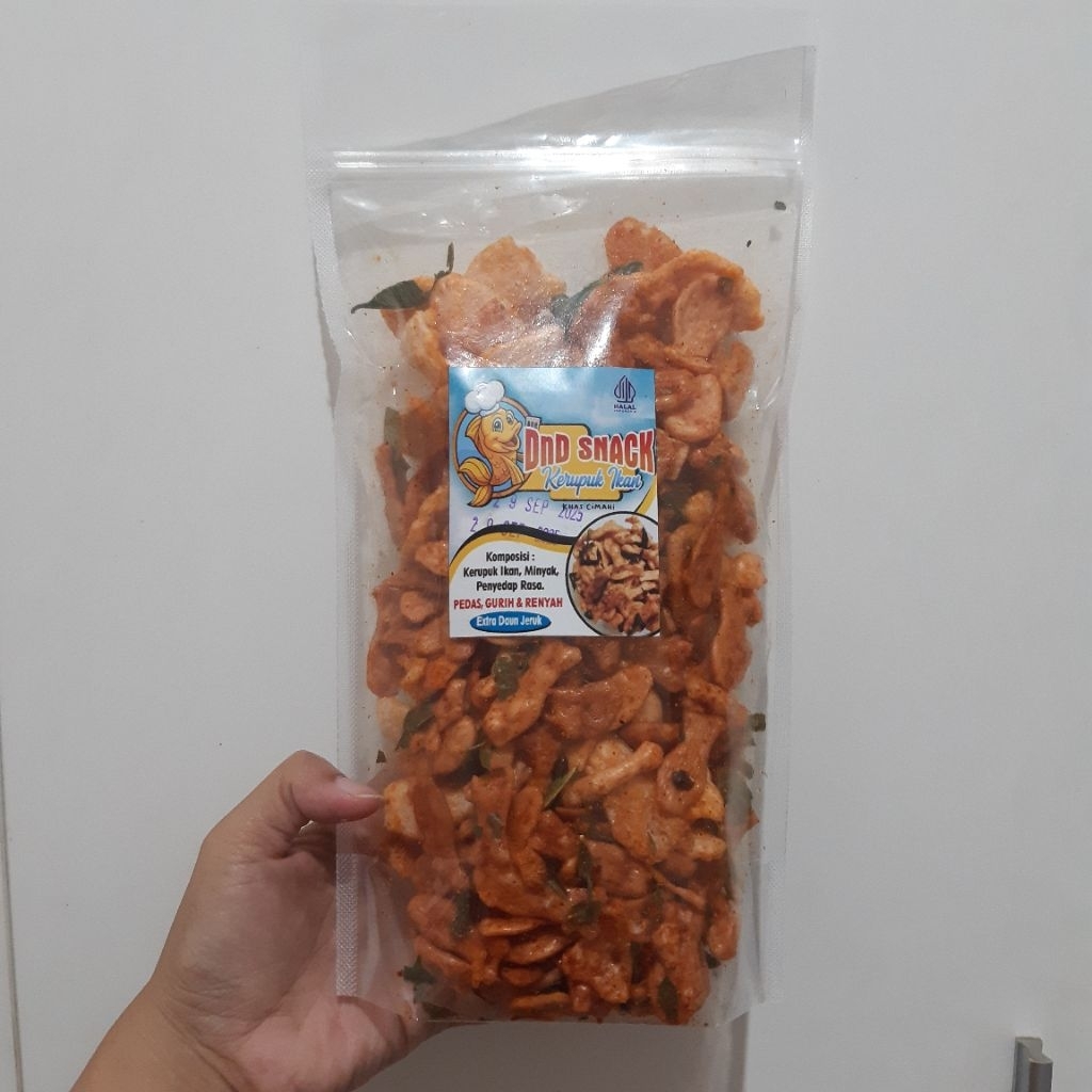 

Kerupuk Ikan Ekstra Daun Jeruk pedas Gurih dan renyah
