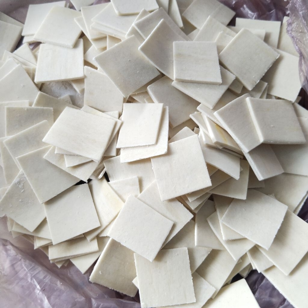 

Kulit Pangsit KOTAK KECIL POTONGAN 200gr tinggal goreng