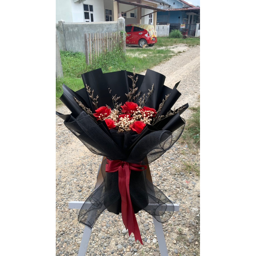 Buket Mawar Merah Jaring Hitam