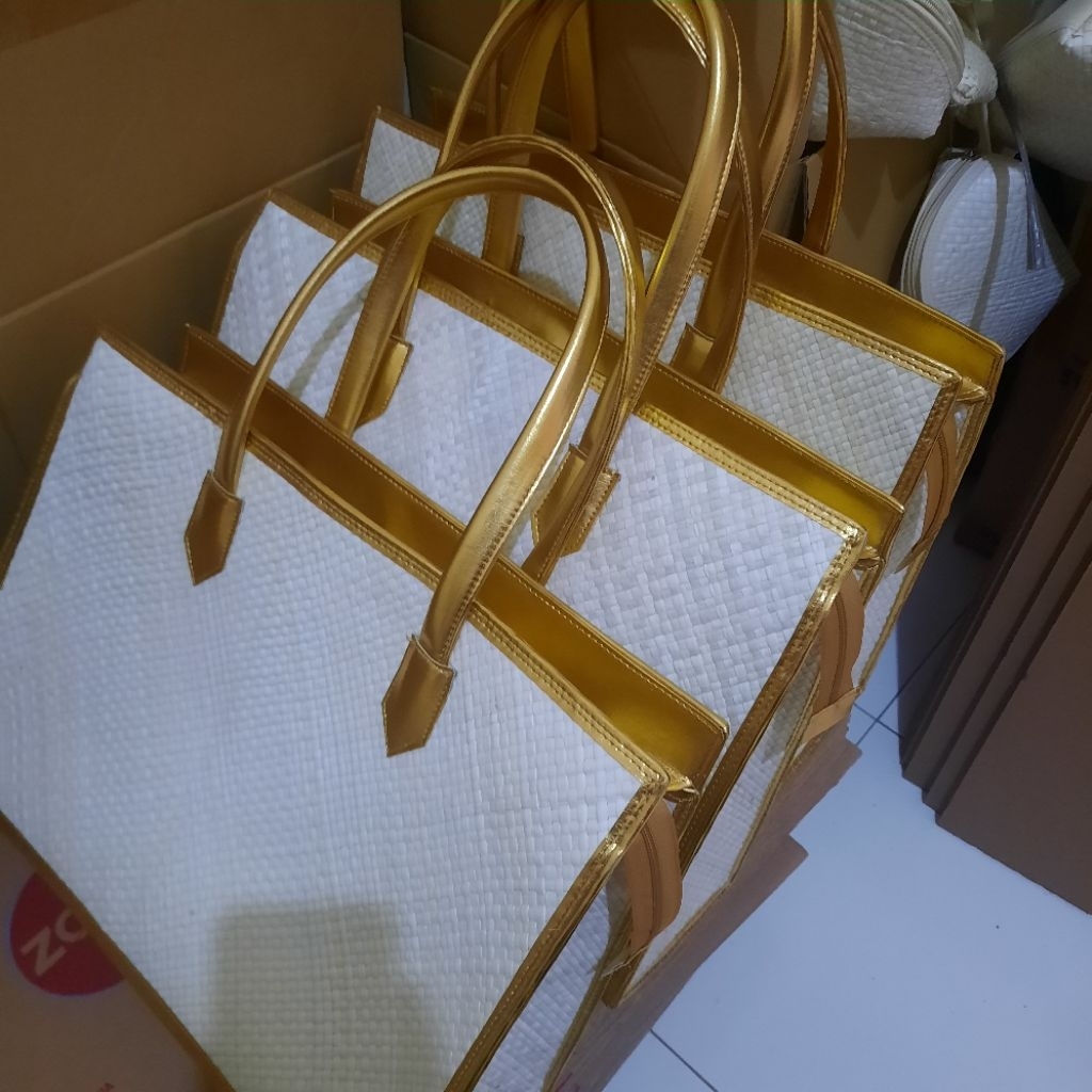Tas pandan kulit gold