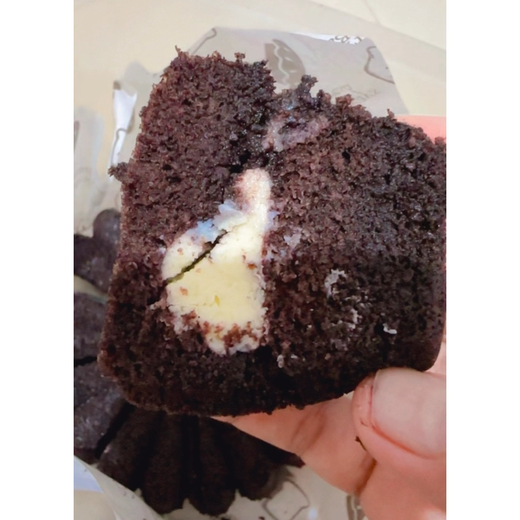 

bolu ketan hitam creamcheese