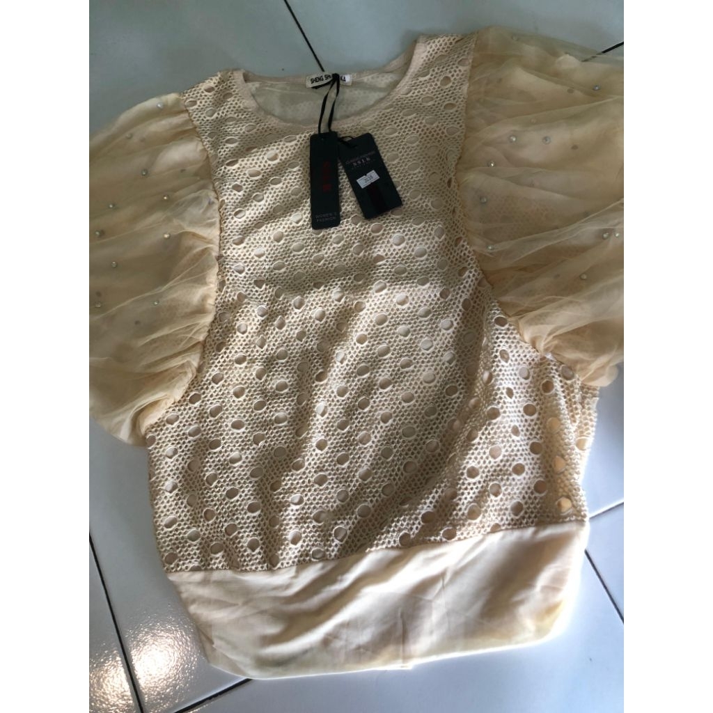 Blouse lengan balon atau puff sleeve.