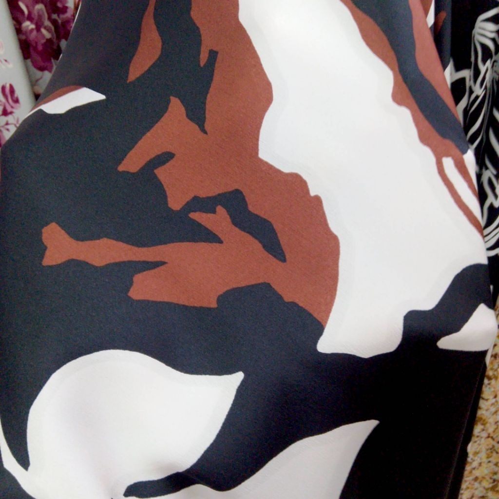 "Kain Zara Crepe Premium Motif Abstrak Coklat Hitam – Bahan Jatuh, Adem & Elegan untuk Gamis, Tunik,