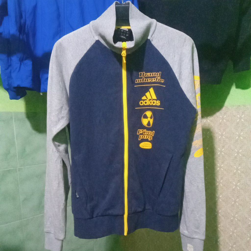 (THRIFT) Tc Adidas S fit M