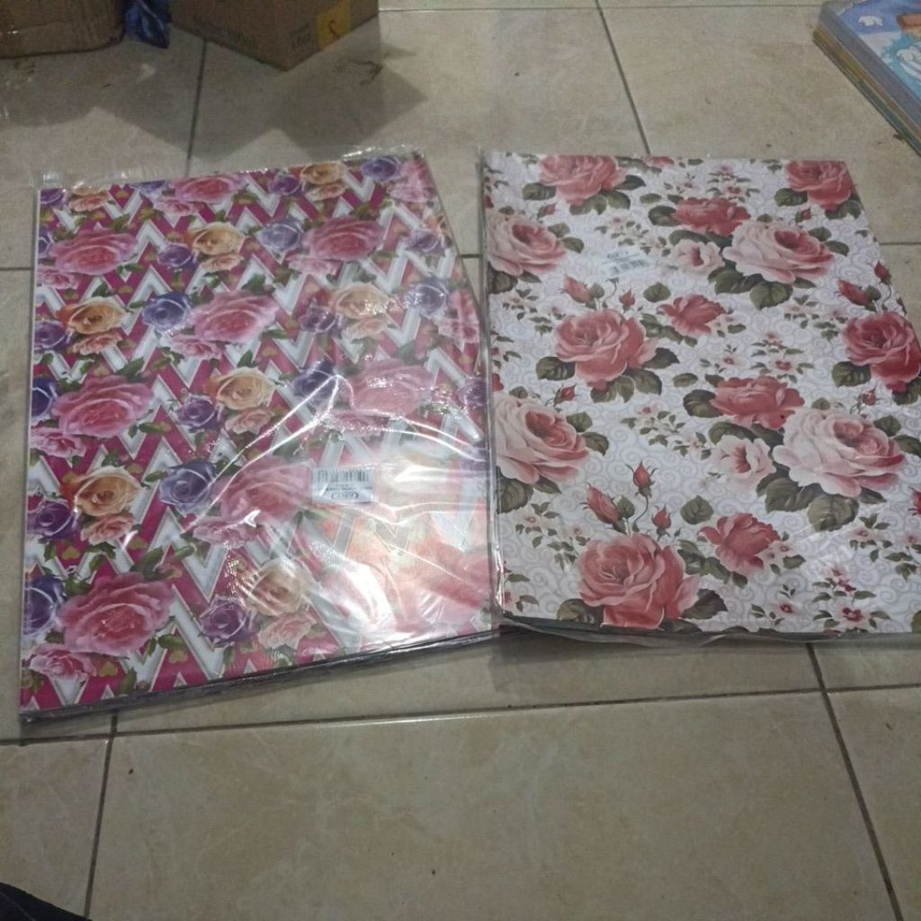 

kertas kado kiky