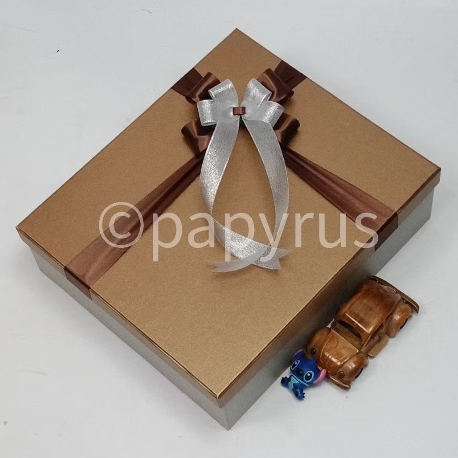 

PAPYRUS Kombinasi 30x35 Tinggi 10cm Kotak Kado Gift Box Hadiah V1