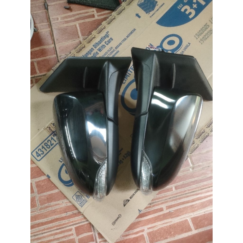 spion Daihatsu Sigra, cayla