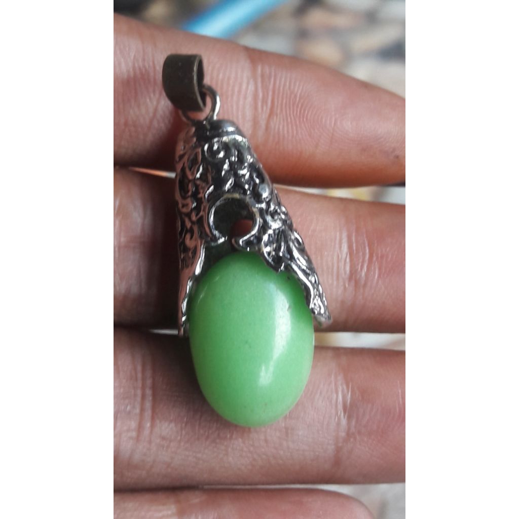 liontin batu fosfor nyala