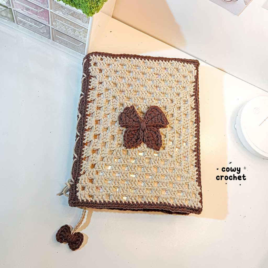 

COWY CROCHET - Sampul Buku Rajut Pita, Bow, Ribbon, Viral Tiktok Granny Square / Binder / Binder Cover / Book Sleeve / Buku / Cover Book Crochet / Novel / Aesthetic minimalis Lucu / sampul al quran, kitab, Alkitab, Al-Qur'an, Kindle