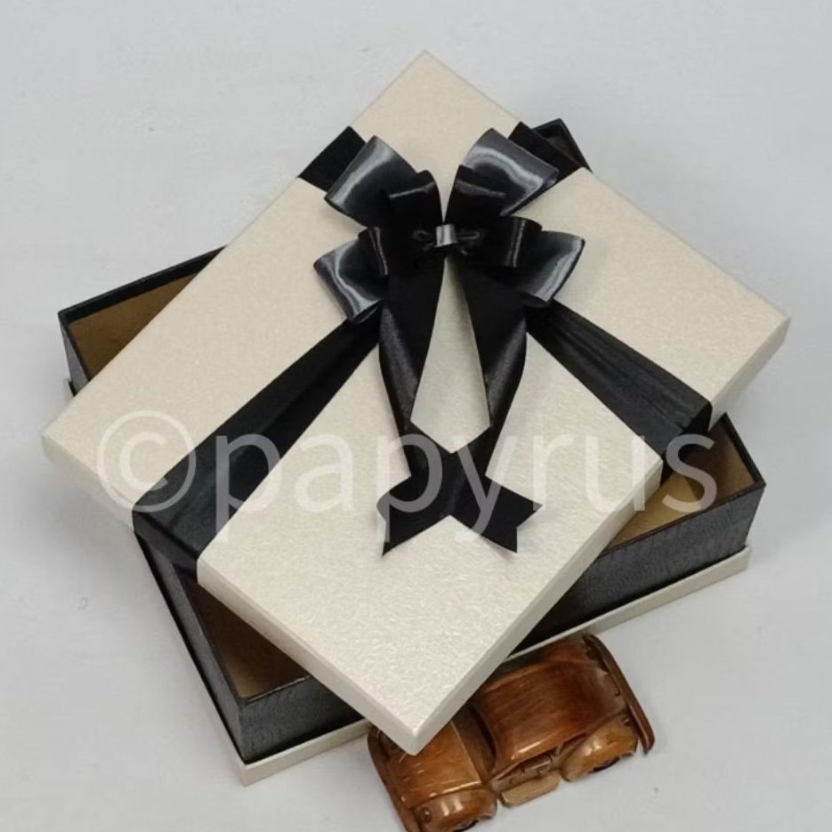 

PAPYRUS Sandwich 22,5x27,5 Tinggi 10cm Kotak Kado Gift Box Hadiah V3