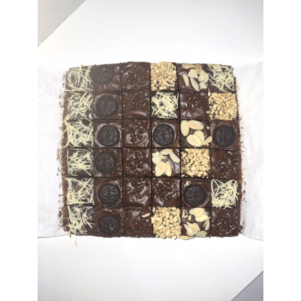 

PO Amadeus Delights Large Fudgy Brownie Full topping