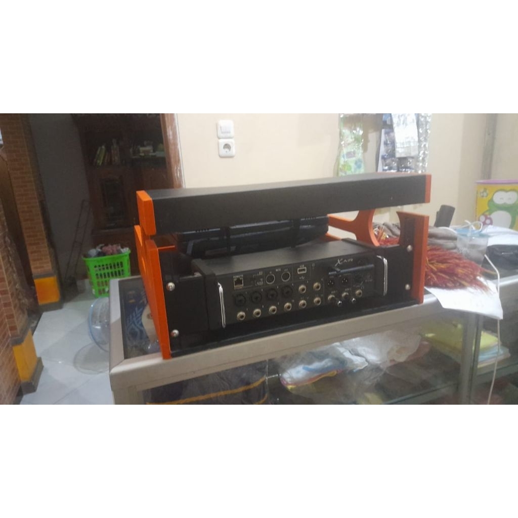 Behringer XR12 X Air 12-Channel Tablet-Controlled Digital Mixer (bekas)