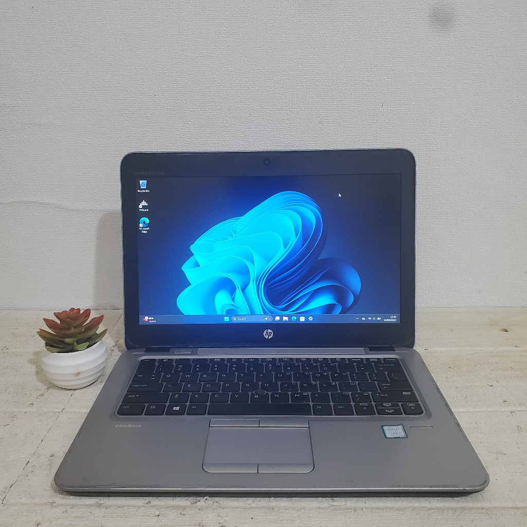 HP ELITEBOOK 820 G4-Intel Core i7-7500U-RAM 8 GB-SSD 256 GB-Layar 14 Inch