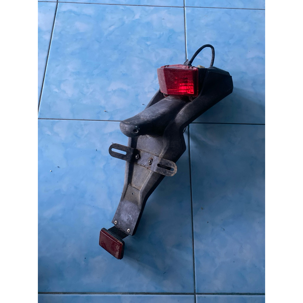 spakbor belakang lengkap dengan lampu stop untuk motor Kawasaki KLX 150 copotan original