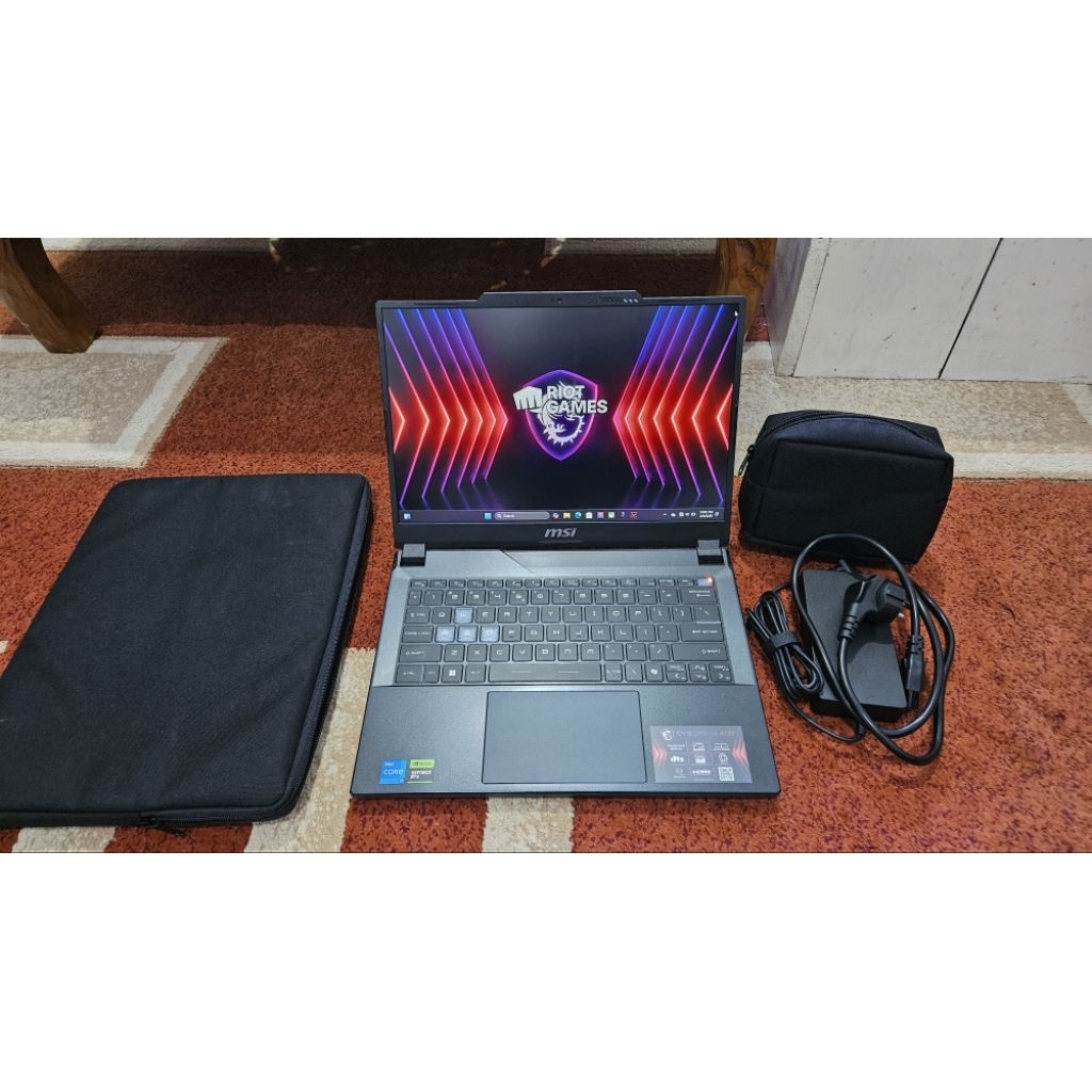 laptop MSI Cyborg 14 i5 + RTX 4050