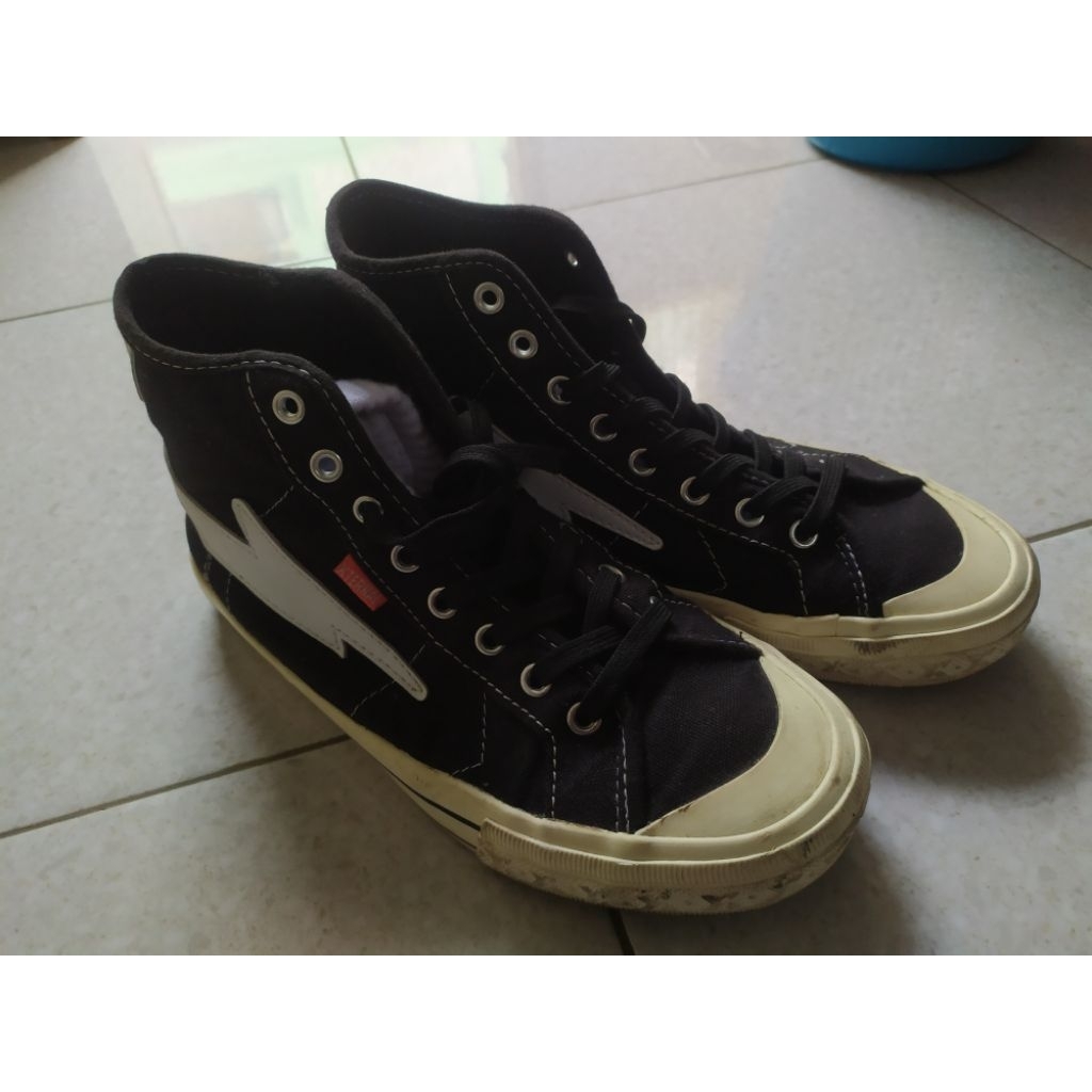 Sepatu XTERNAL bekas