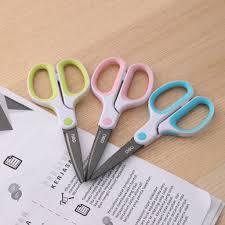 

DELI - GUNTING / SCISSORS / PEMOTONG WARNA PEGANGAN LEMBUT DAN KUAT 6054