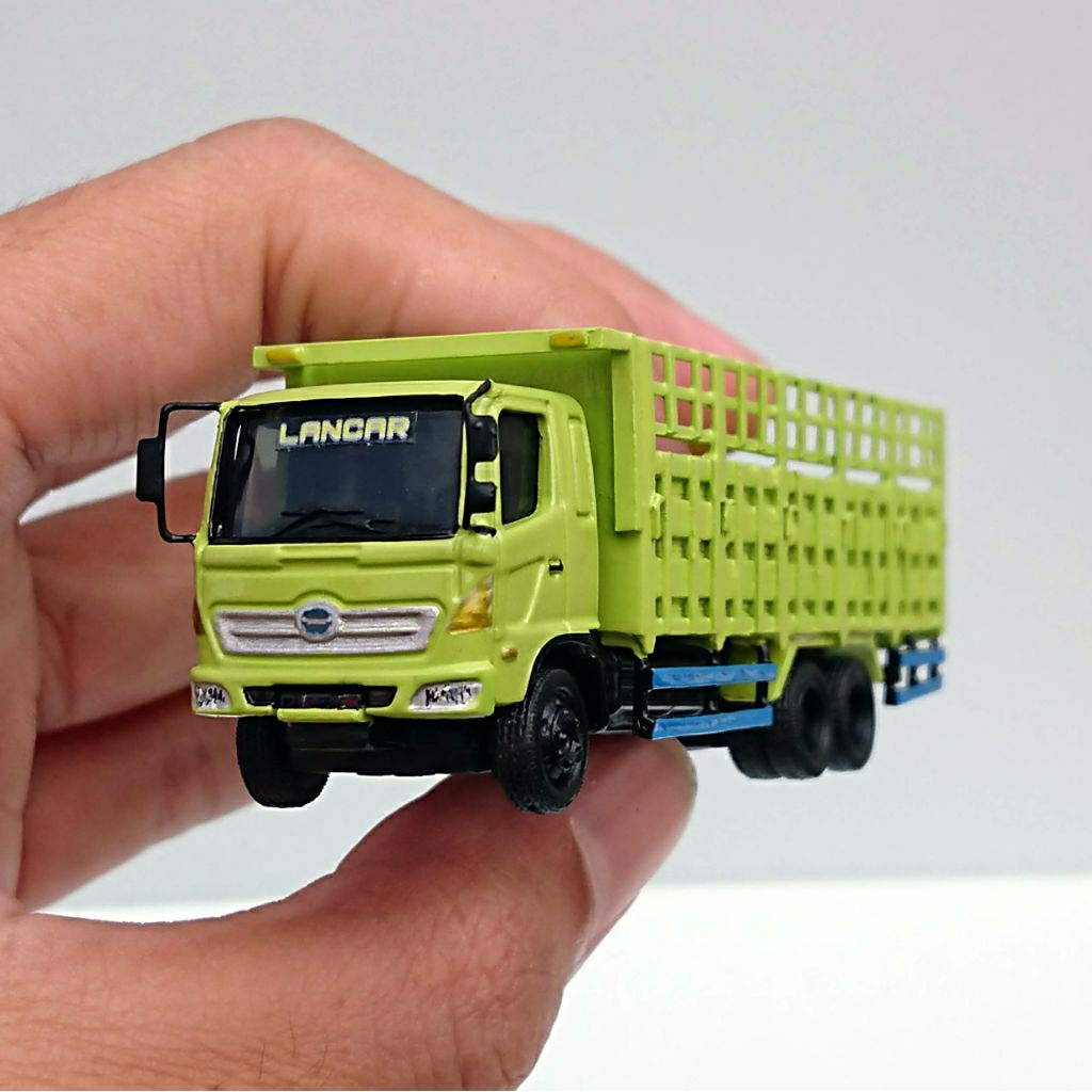 Diecast Hino 500 tronton (Hino lohan) custom.  Basic Tomica