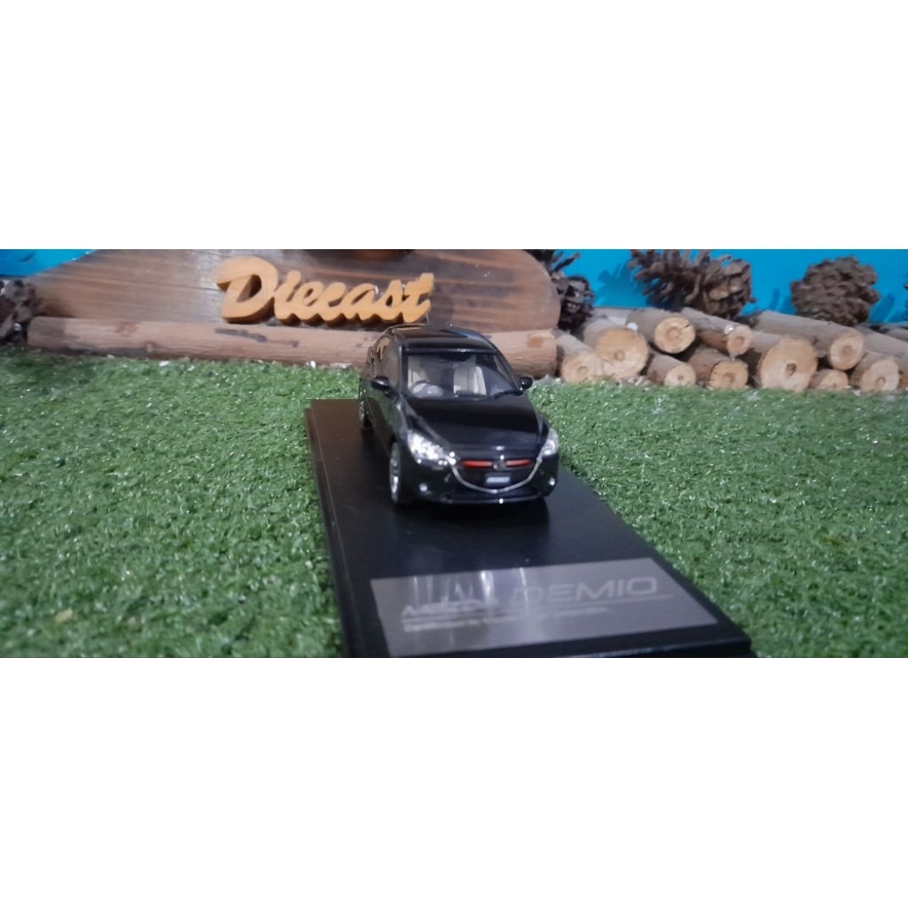 Diecast Miniatur Mazda 2 hatchback skala 1:43