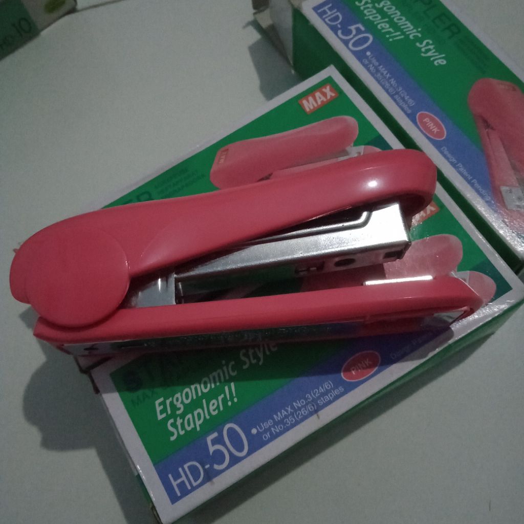 

Staples Stepler Jepretan MAX Mesin Hekter Besar HD-50 Max No 3 (24/6) Stapler Pink