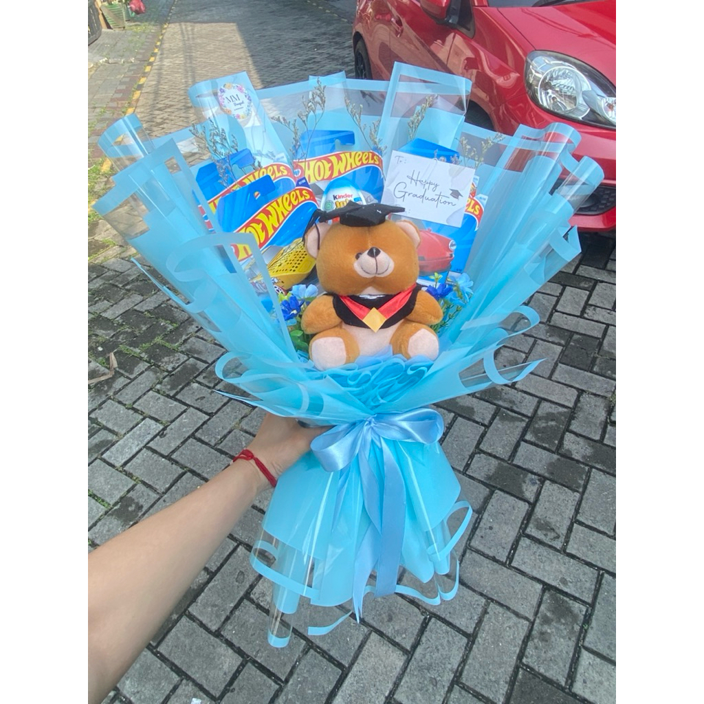 

Buket Hotwheels boneka wisuda+ kinderjoy-buket wisuda -buket mobilan-buket ulang tahun