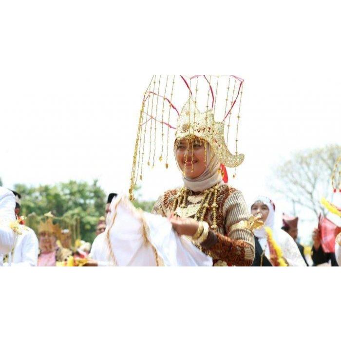 SIGER MELINTING PESISIR TARI ADAT LAMPUNG WANITA