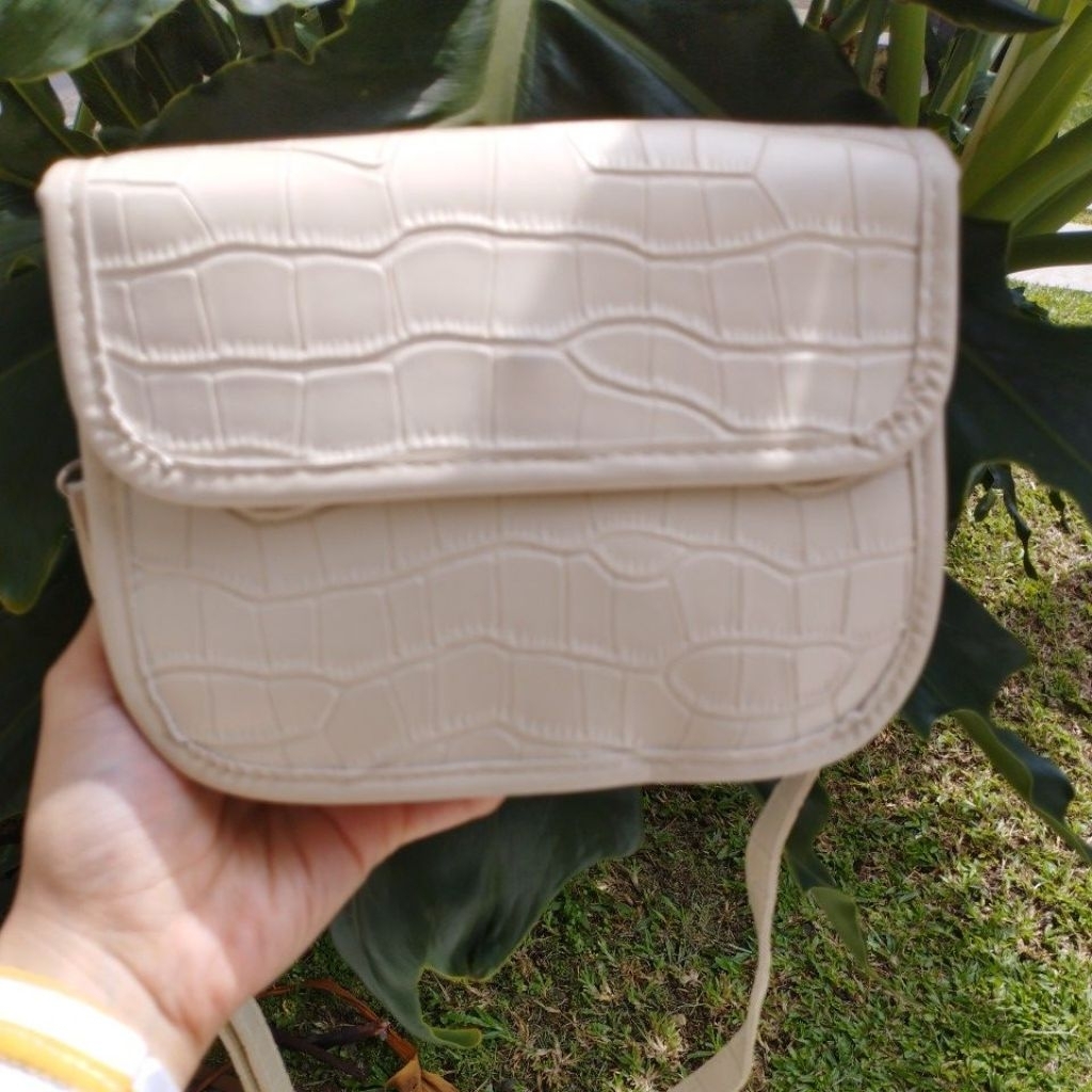 Stone Pattern Crossbody Bag with Flap (off white)