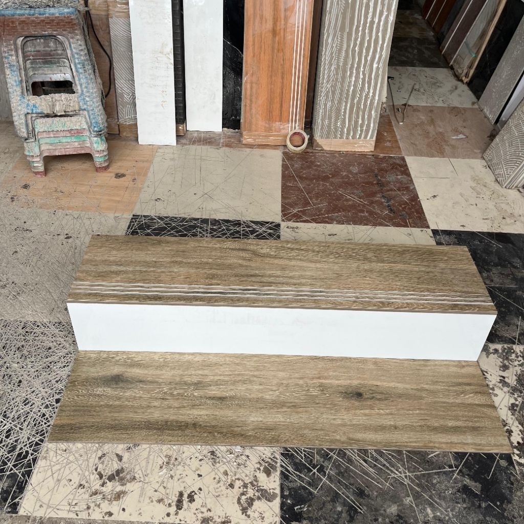 Granit anak tangga kombinasi motif kayu matt putih glosy ukuran 30x120+20x120 bisa custom ukuran