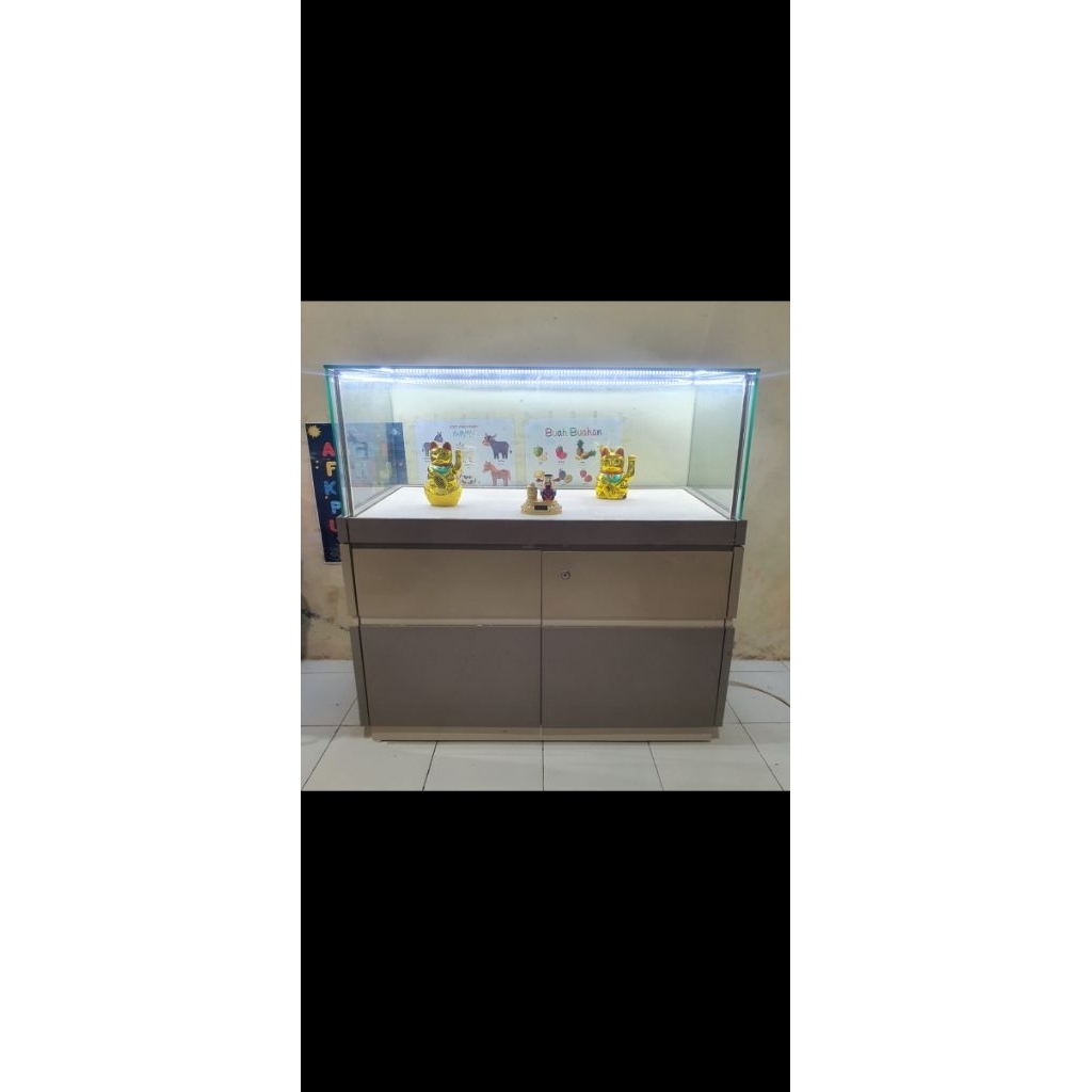Dijual Etalase Bekas Toko Jam Tangan – Kondisi MulusButuh etalase untuk usaha atau display barang da