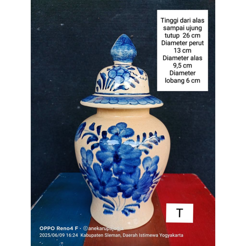 vas guci keramik lukis motif bunga biru untuk hiasan lemari