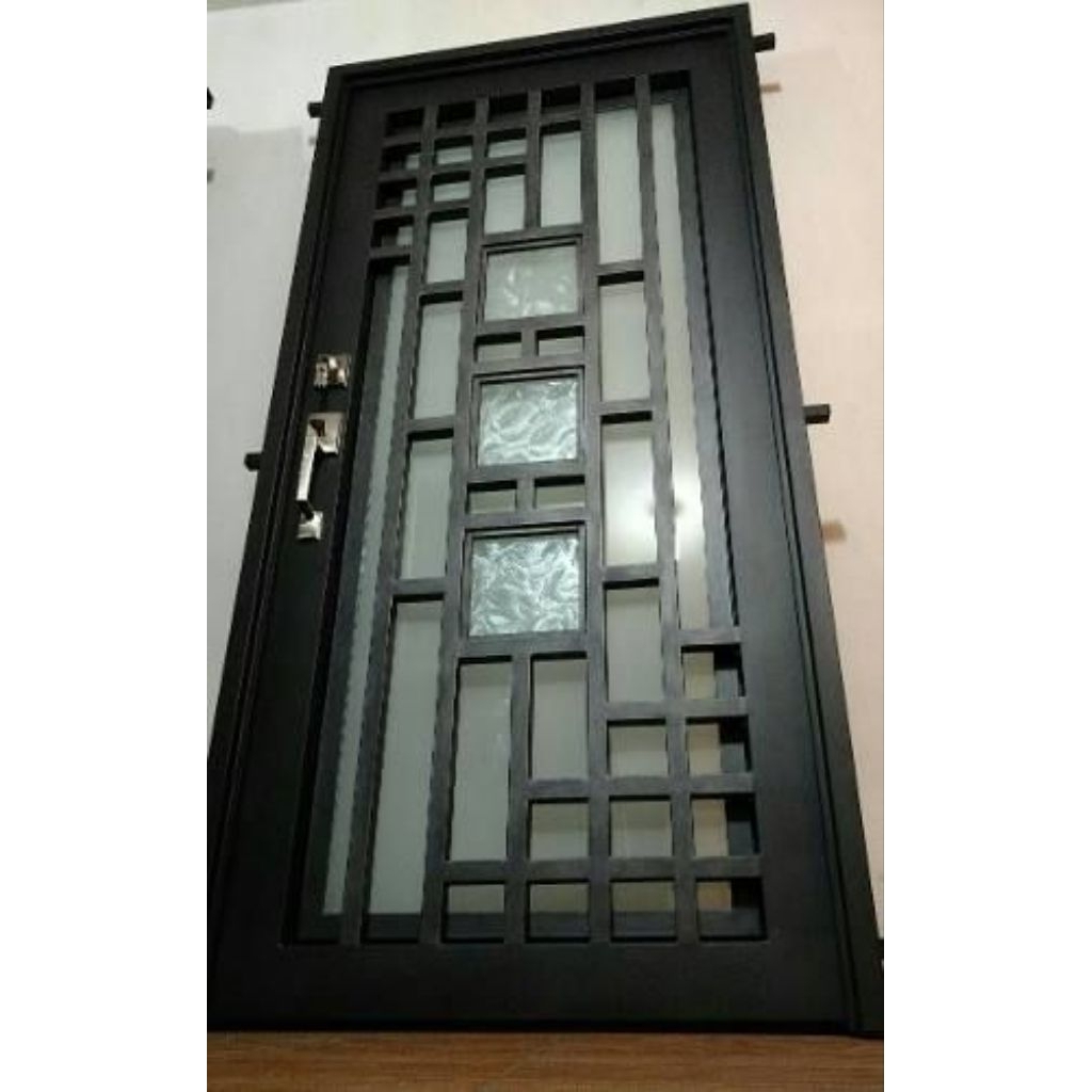 Pintu besi minimalis