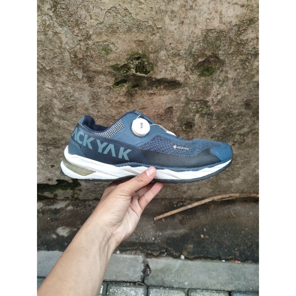 Sepatu second outdoor, Blackyakk size 42