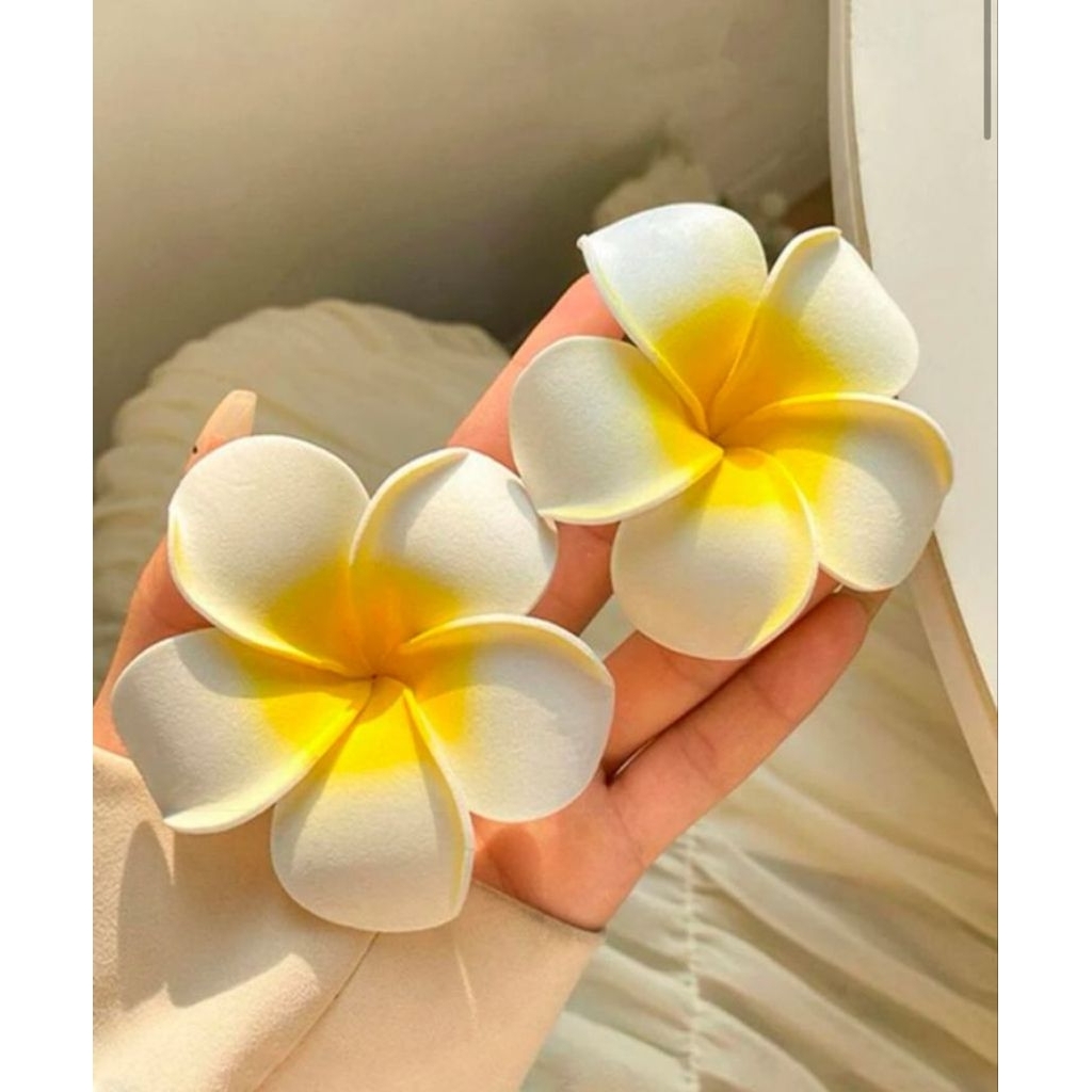 JEPIT RAMBUT BUNGA KAMBOJA PUTIH / BROS BUNGA KAMBOJA