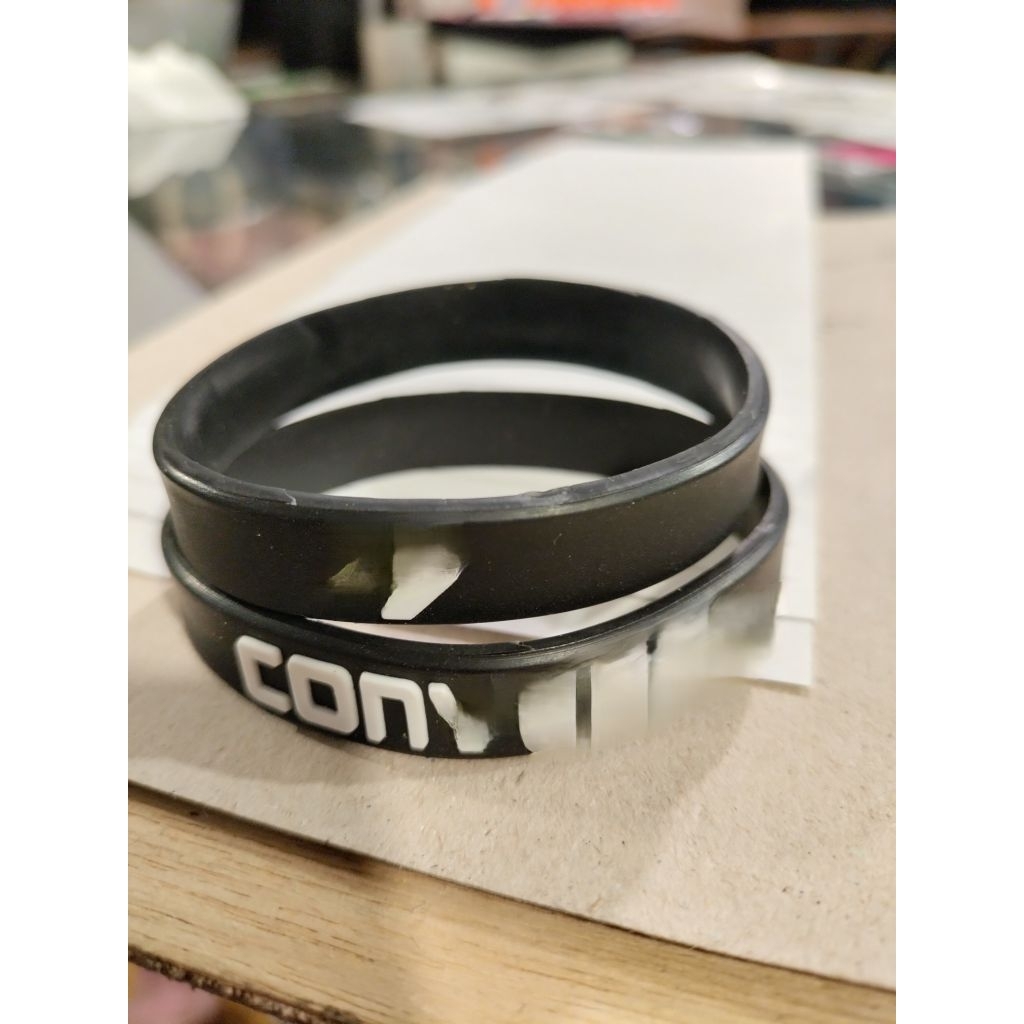 Gelang Karet Hitam Cowok Cewek Distro N** B*L***e C**v**s* C**mp***