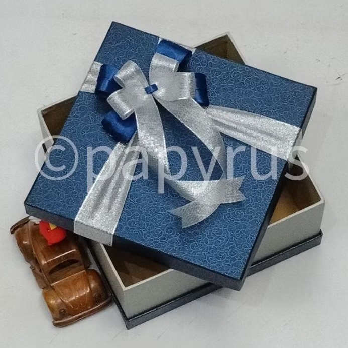 

PAPYRUS Sandwich 22,5x22,5 Tinggi 10cm Kotak Kado V2