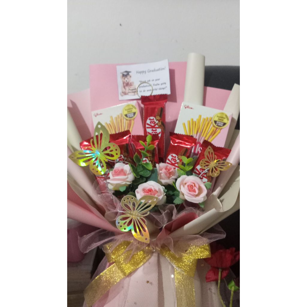 

buket pink Pocky n Kitkat serta bunga