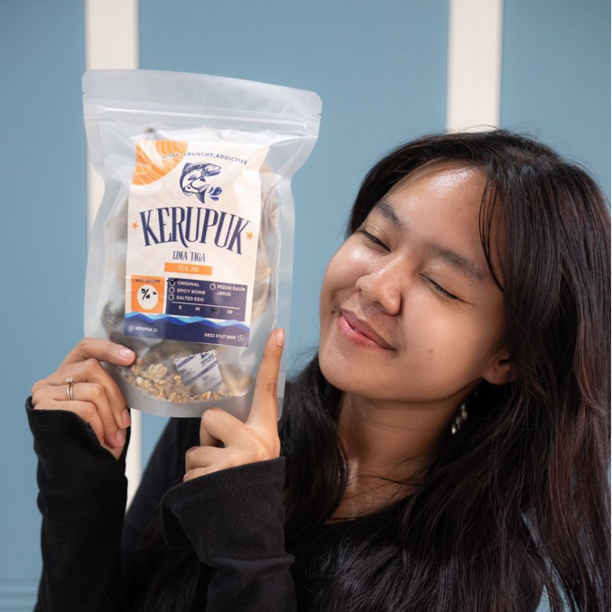 

KERUPUK KULIT SALMON 53 PEDAS DAUN JERUK HOME MADE TANPA BAHAN PENGAWET (SALMON CRISPY CHIPS)