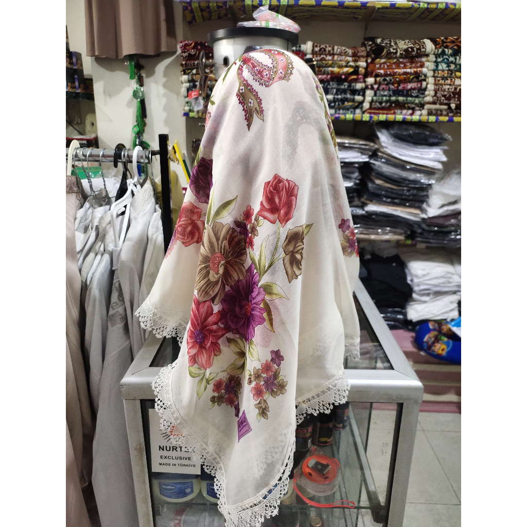 Hijab segi empat  sutra turkey motif  bunga marun