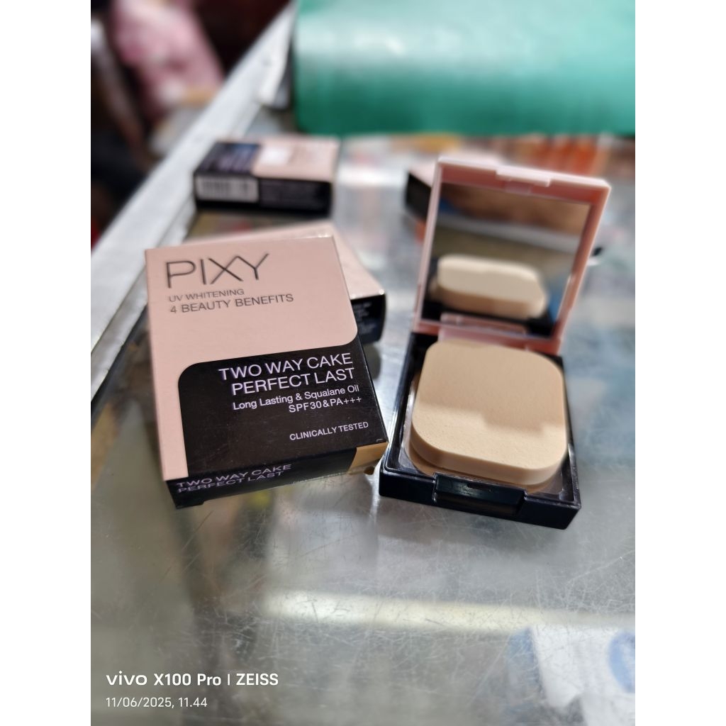 Bedak padat Pixy Two Way Cake Perfect Last